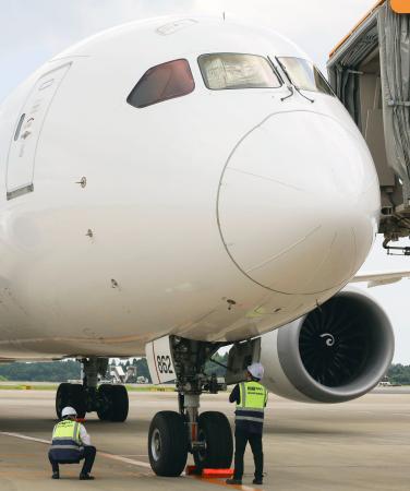 　成田空港の駐機場で機体チェックをする国交省の担当者ら＝８月８日