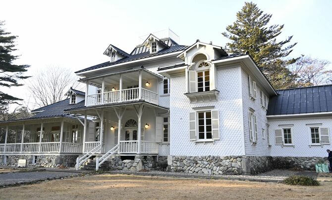 白い壁が特徴の旧青木家那須別邸。当時の建物を復元、改修して建てられた