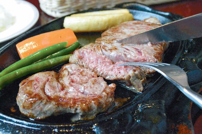 味わいぶどう牛の「いづつや厚切サーロインステーキ」。やわらかく味わいのある赤身肉を堪能