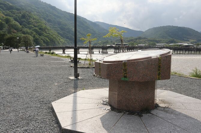 渡月橋や嵐山を一望できる場所にある、立ち入り禁止のテープが貼られた方位盤=京都市右京区嵯峨中ノ島町
