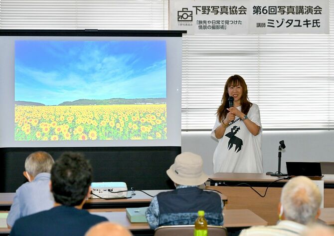 会員の写真を講評するミゾタさん=23日午後、下野新聞社本社