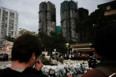 香港火災、追悼の花束撤去開始