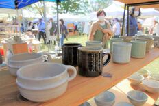 益子「秋の陶器市」開幕　初日盛況、秋晴れの下で品定め