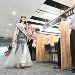 ミス・ユニバース日本大会出場を報告 鹿沼の阿部さん、ドレス姿でウオーキ…