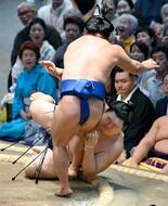 休場明けの横綱大の里が2連敗