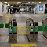 自動改札機、なぜ左利き対応ないの？　右利きだとスマートウオッチで変な体勢に…　高校２年生の疑問、共に取材