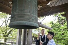 暴力根絶祈り 平和の鐘響く