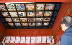 文星芸大生ら天井画奉納　制作10年、日光二荒山神社中宮祠の神楽殿