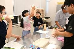 せっけん作りに小学生２０人挑戦