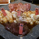 【ミヤコレ】甘い脂に弾力、食べ比べを楽しむ　牛ホルモン五種盛り（ホルモン酒場　永）