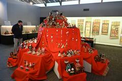 表情さまざま 華やかに