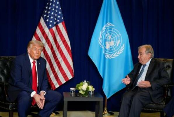 　国連のグテレス事務総長（右）と会談するトランプ米大統領＝２３日、ニューヨーク（ロイター＝共同）