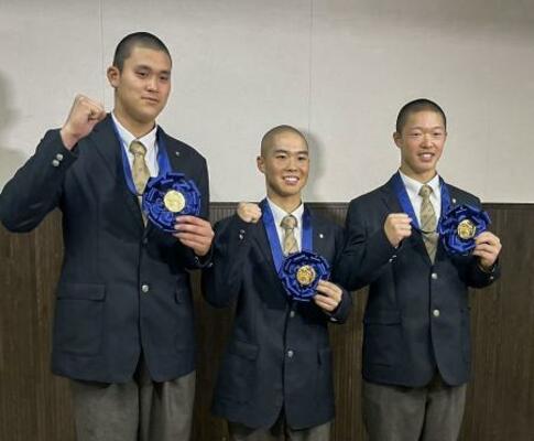 選抜高校野球大会の優勝報告会を終え、取材に応じる大阪桐蔭の黒川虎雅主将(中央)ら=7日、大阪府大東市