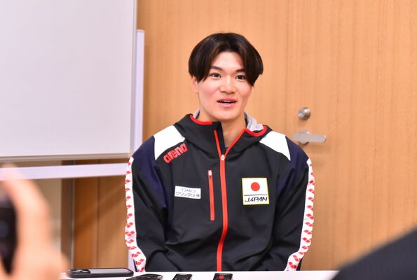 五輪代表決定後に取材に応じる松下。１年前を「どん底だった」と振り返る＝３月、東京都北区西が丘３丁目