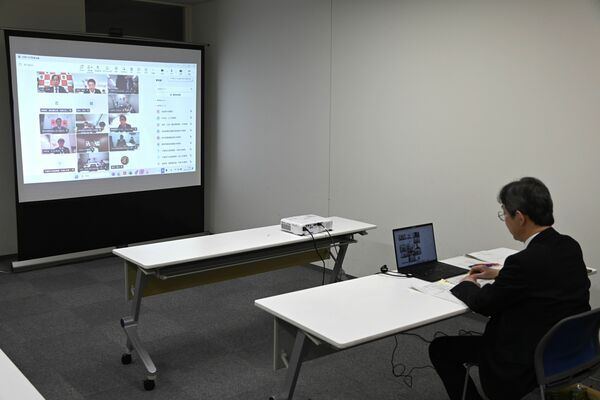 オンラインで開催された第1回全国いちご会議=5日午後、県庁北別館