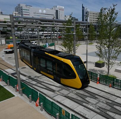 宇都宮駅東口停留場を出るＬＲＴ車両「ライトライン」
