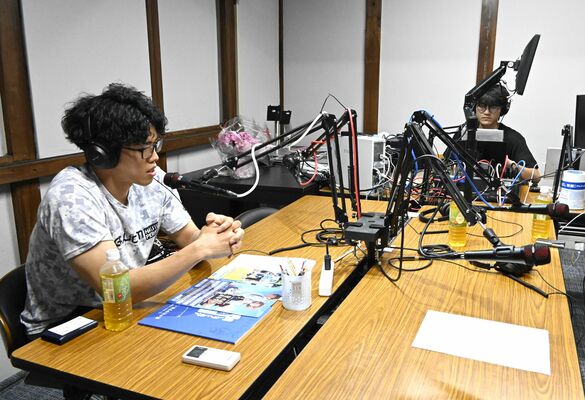 スタジオで収録に臨んだレーヴィス栃木の森崎主将（左）