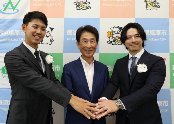 渡辺副市長（中央）にツアー開催を報告した大会実行委員長の石川（右）と選手会副会長の阿久津＝那須塩原市役所