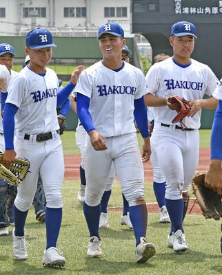 ８回を２安打11奪三振と好投し、仲間に笑顔を見せる白鴎足利の昆野（中央）＝清原