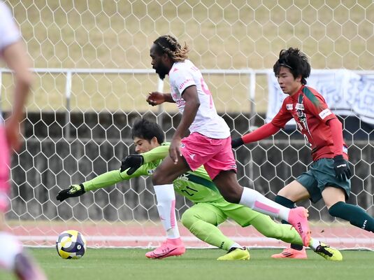後半41分、ゴール前に切り込んだウタカがアシストし、５点目につなげる＝高知県春野総合運動公園陸上競技場