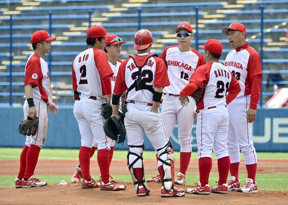 ６回、無死一、三塁のピンチでマウンドに集まる全足利の選手ら＝群馬県太田市運動公園野球場