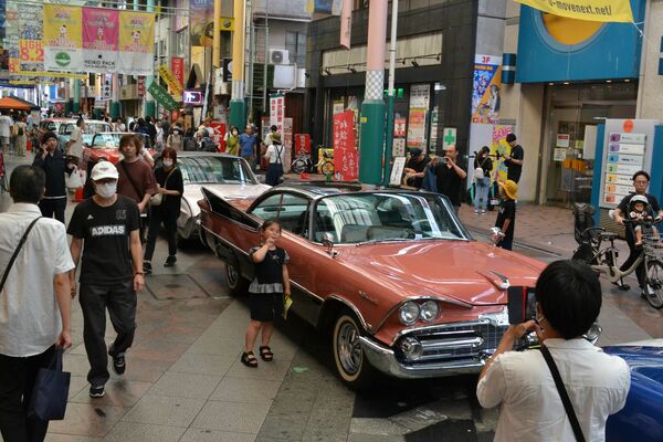 曲師町のオリオン通りに並んだアメ車のビンテージカー