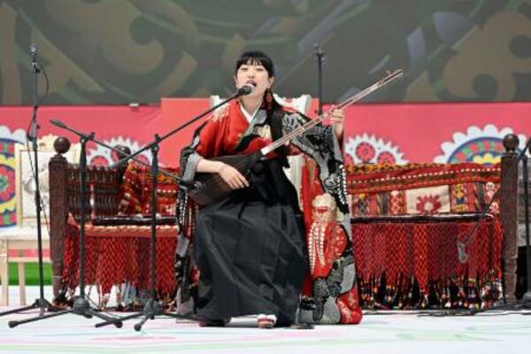 　演奏する駒崎万集さん＝２日、ウズベキスタン・ボイスン（共同）