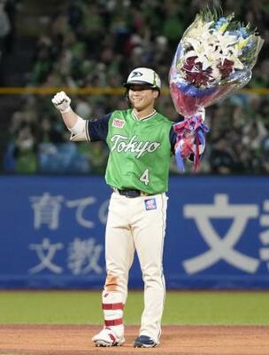 　７回、二塁打を放ちサイクル安打を達成、花束を手に喜ぶヤクルト・丸山和＝神宮