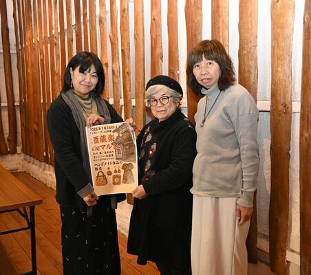 マルシェ会場の「ぎゃらりー酒蔵楽」で、作品展をＰＲする手作り作家の３人