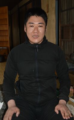 恩人の記念回顧展の茶席のための天命釜を製作した若林さん