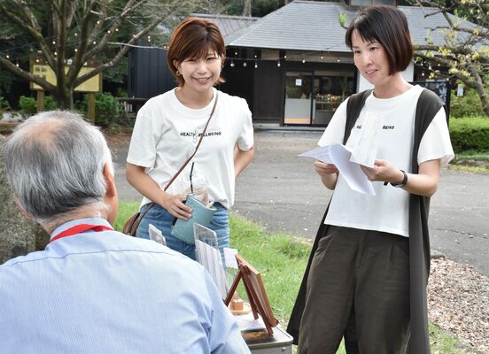 地域住民と笑顔で話すコミュニティナースの高山さん（右）ら。「まちの保健室」の会場には血圧計も用意している＝９月下旬、下野市国分寺