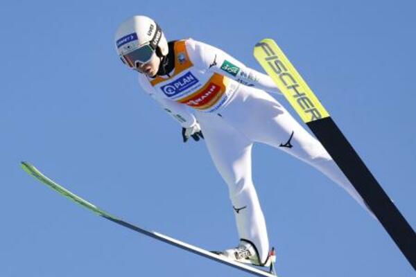 W杯ジャンプ女子第11戦で3位となった丸山希の1回目の飛躍=2025年12月、ガルミッシュパルテンキルヘン(共同)