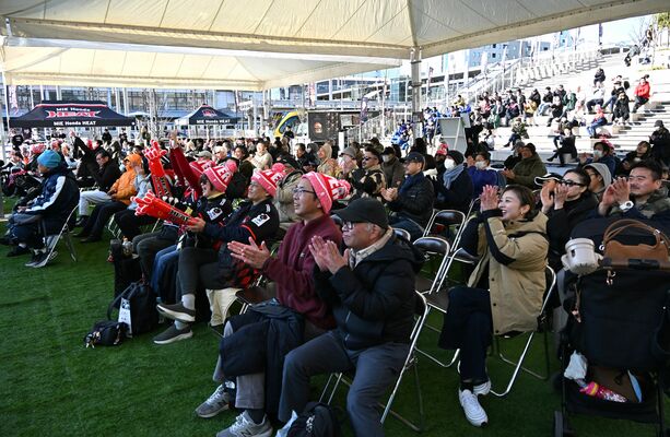 ホンダヒートのトライを喜ぶファンたち＝２７日午後、宇都宮市宮みらい１丁目