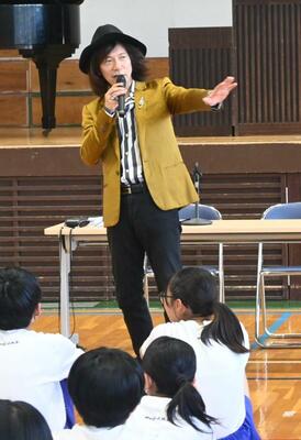 人生などについて語るユカイさん