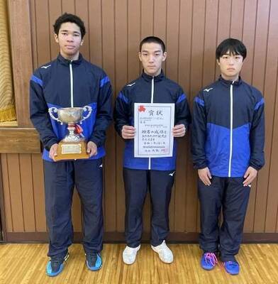 男子エペ団体優勝の栃商。中央は個人優勝の後藤