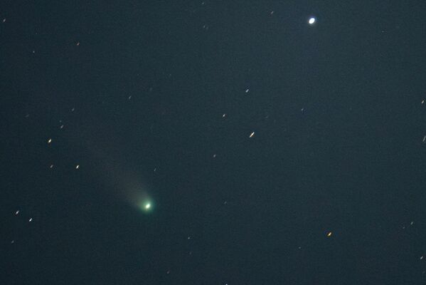 布野さんが撮影した「レモン彗星」＝17日午前４時39分、宇都宮市針ケ谷町（４秒間露光）