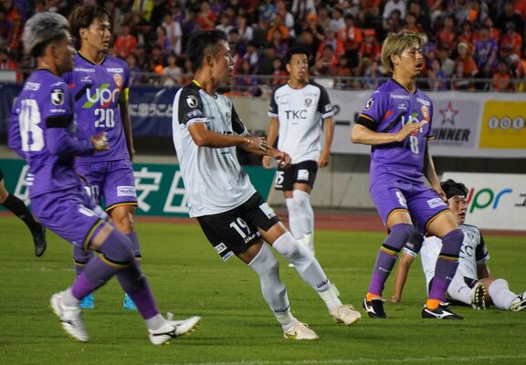 前半17分、先制点を決める栃木ＳＣのＦＷ大島（中央）＝維新みらいふスタジアム