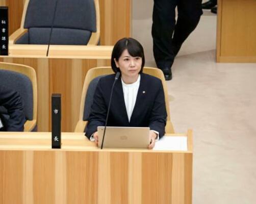 前橋市議会の本会議に臨む小川晶市長=27日午後
