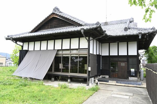 住宅街にひっそりと佇む店舗