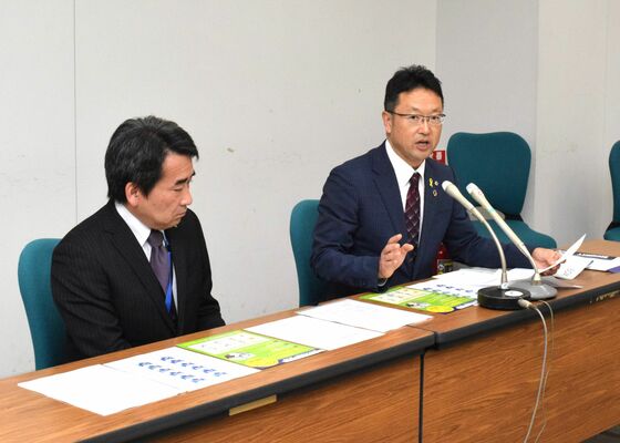 新サービスについて説明する陣野取締役（右）＝30日午後、県庁