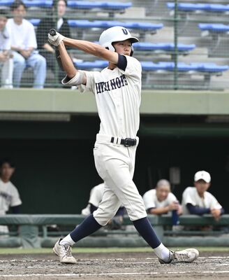 ４回、代打で登場しフルスイングを見せる宇都宮の小松＝エイジェックスタジアム、森田大地撮影