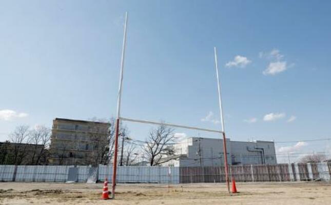 　京都市立伏見工業高跡地のラグビーポール（同市提供）