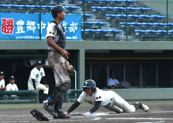 野球　豊郷－親園決勝　４回、豊郷のエンドランで三走・薄根が生還＝エイジェックスタジアム