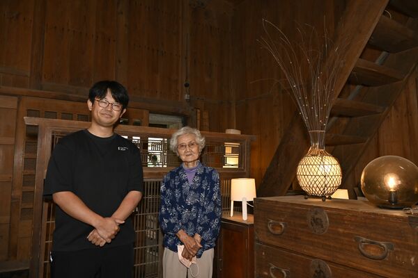 みそ蔵の修繕などに向けて支援を募っている女将の陽子さん（右）と平松社長＝壬生町