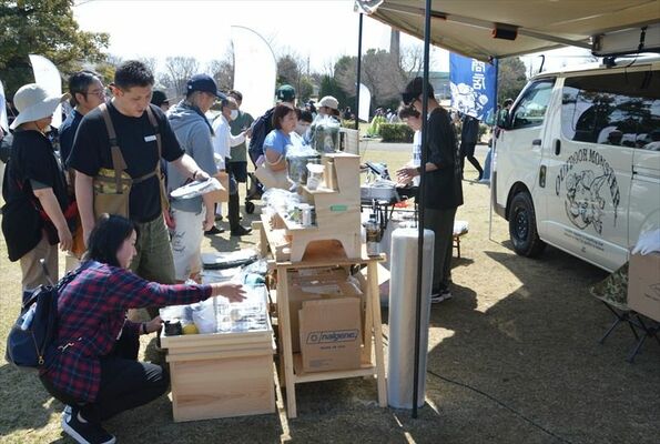 アウトドア用品のブースが並び、にぎわったマルシェ会場