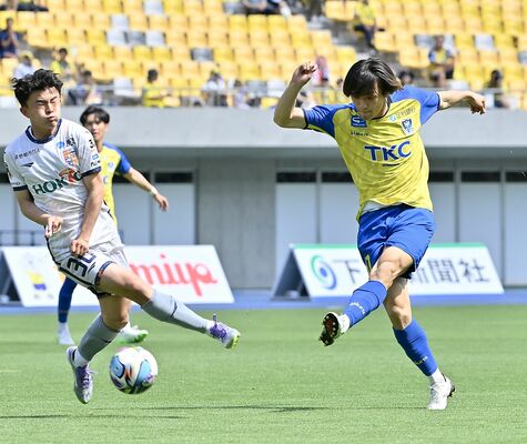 前半３分、栃木ＳＣのＭＦ吉野（右）が左足でシュートを放つ＝カンセキスタジアムとちぎ、加藤竜矢撮影