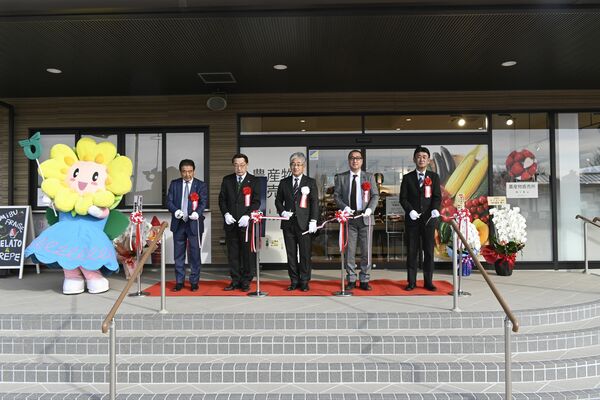リニューアルオープンを記念して行われたテープカット