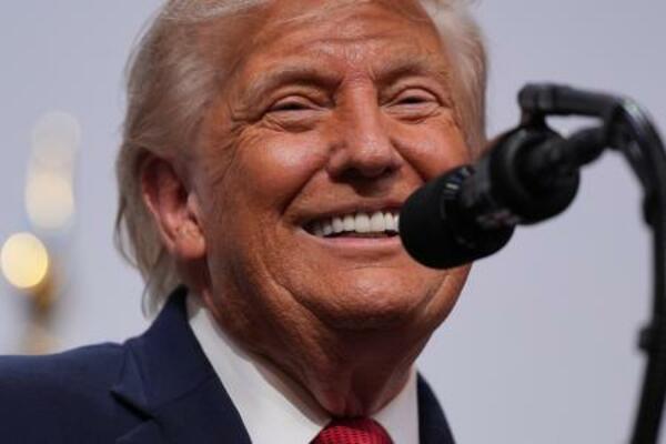 G7サミットの閉幕後、記者会見するトランプ米大統領=17日、フランス東部エビアン(AP=共同)