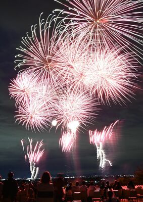 １０００発が夜空を飾った花火イベント（８秒間露光）