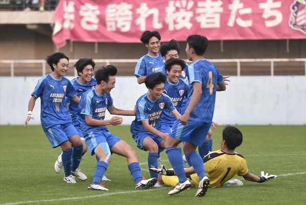 国学栃木－佐野日大準決勝　22年ぶりの決勝進出を果たし、ＧＫ菊田（右）のもとに駆け寄る国学栃木イレブン＝県グリーンスタジアム